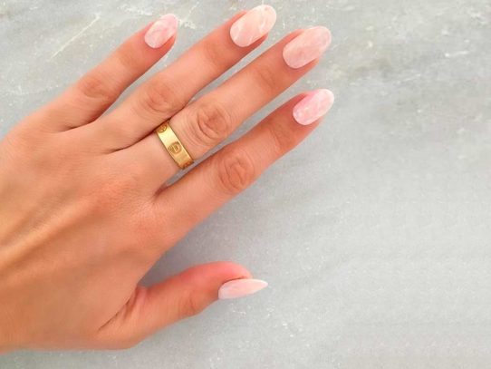 Texturas naturales: nueva tendencia en uñas