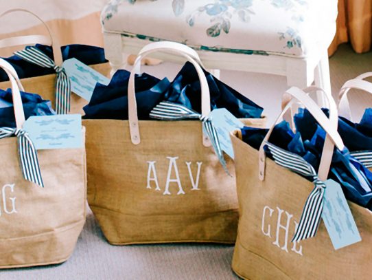¿Boda destino? 5 básicos que debe llevar la bolsa de bienvenida