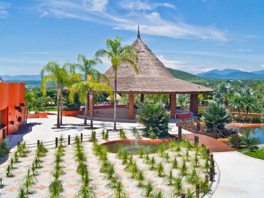 Rojo Azafrán: El jardín de bodas que ¡te conquistará! / Venues de Bodas by Noé Ariza