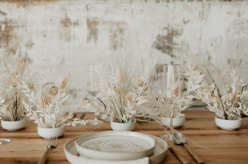 decoracion en color blanco para mesa de boda