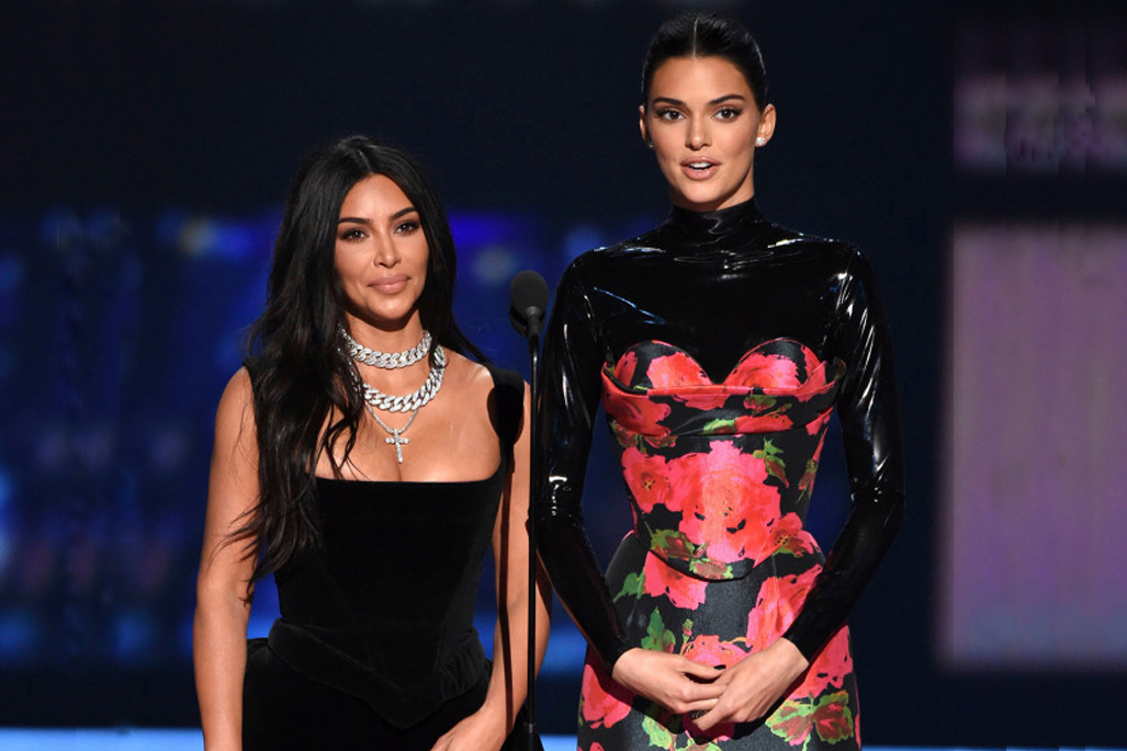 kim kardashian y kendall jenner presentando los Emmy Awards