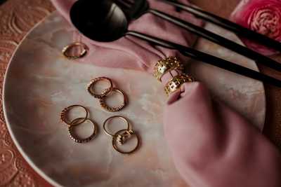 platos y cubiertos y anillos de Sanc Jewelry