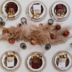decoracion de mesa para diciembre en color dorado y vino