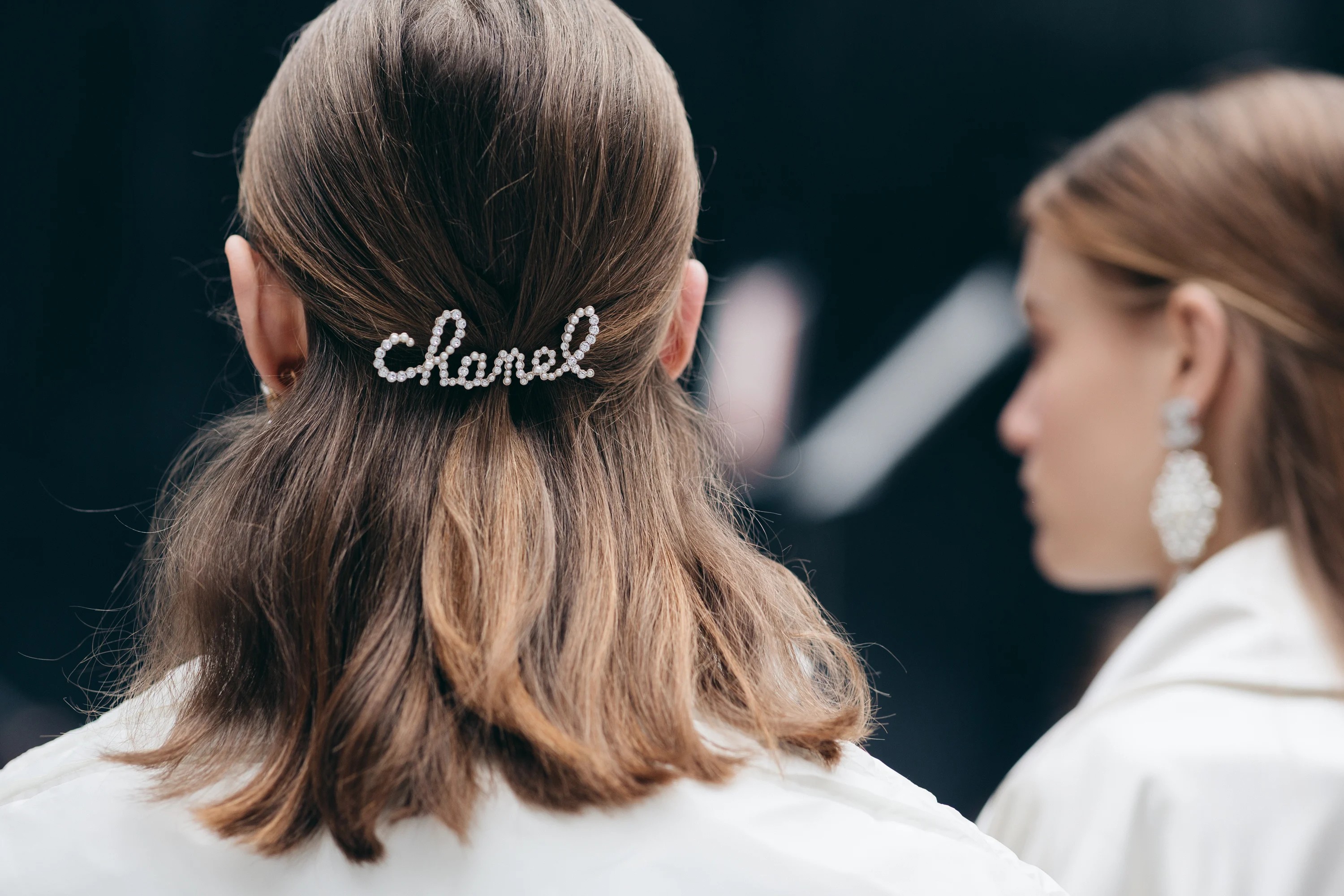la psarela de Chanel con tendencia en peinado de perlas