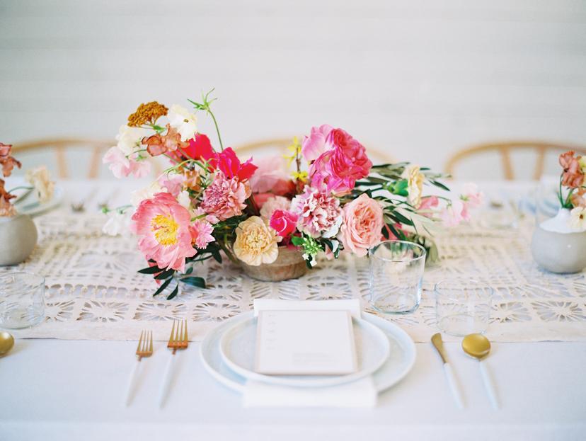 arreglo floral de boda con peonias rosas