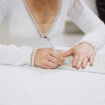 novia-firmando-si-acepto-en-boda-civil