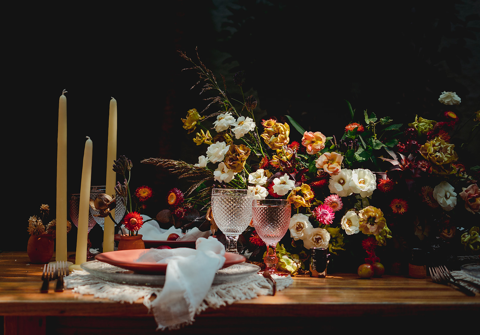 decoracion-mesa-de-boda-con-velas-y-flores
