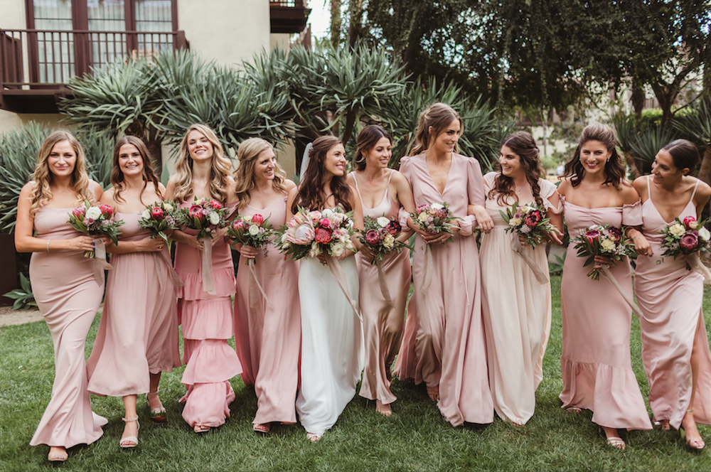 Novia con grupo de damas con vestidos color rosa