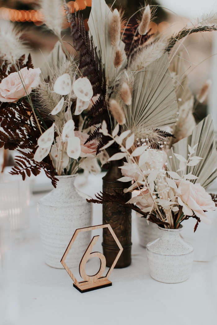 Como-hacer-mas-original-la-decoracion-con-flores-en-tu-boda