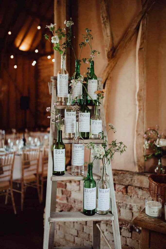 centros-de-mesa-hechos-con-botellas-de-vino-emily-steve-wedding-photographers-TBB-blog-01