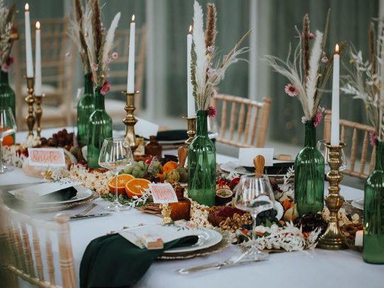 Guarda la ropa Recomendación Ganar Centros de mesa para boda: Hechos con botellas de vino – The Brible The  Bridal Bible