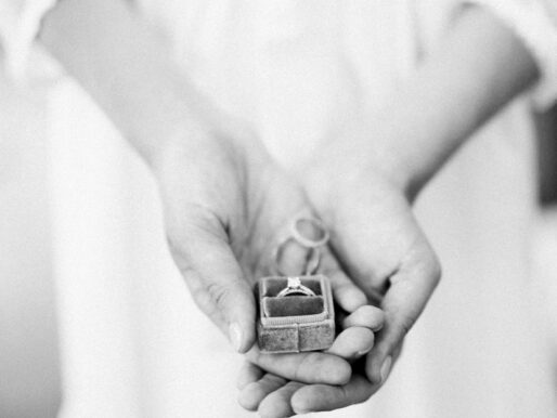 Novias y anillos de compromiso.