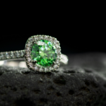 ¿Piedras preciosas en tu anillo de compromiso?